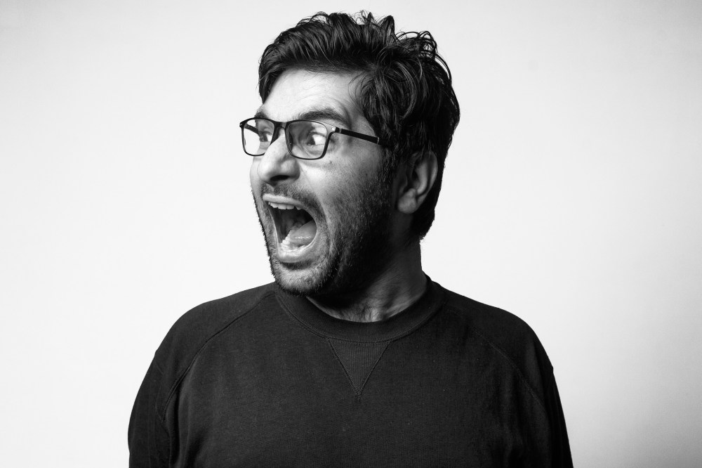 Guarda! C’è Mahmood che canta Tuta Gold vestito da&nbsp;Fantozzi.